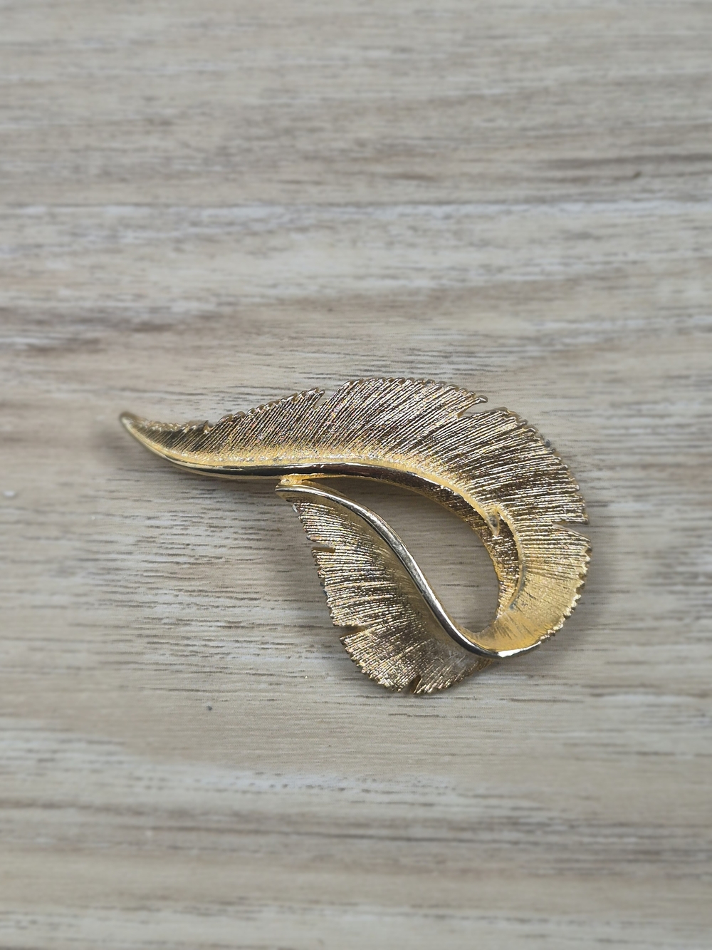 Vintage 1964‎ SARAH COVENTRY Signed Spun Gold Feather Brooch Pin Plume